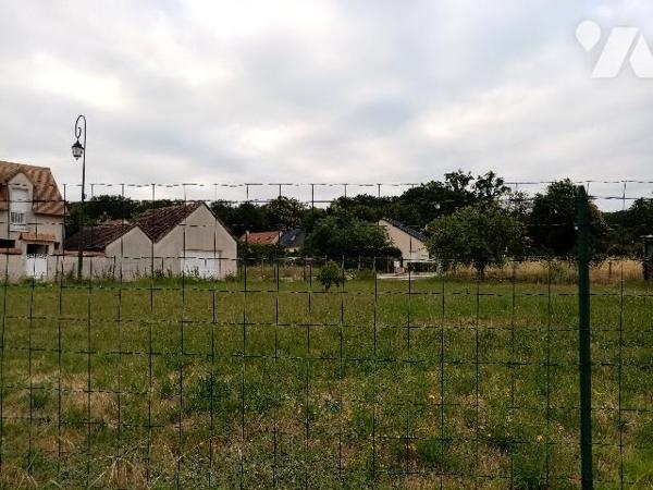 A SILLE LE PHILIPPE, terrain à bâtir non-viabilisé de 497 m². Réseaux sur la rue