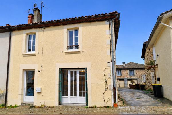Maison à vendre à Terres-de-Haute-Charente (16270) - Charente