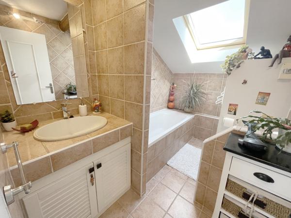 IGNY CENTRE - PREMIERE ACQUISITION OU INVESTISSEUR - 58m2 au sol mansardés et en DERNIER ETAGE - CHARME - LUMI