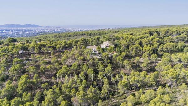 Maison au cœur d’un écrin de nature préservée – Marseille 13e