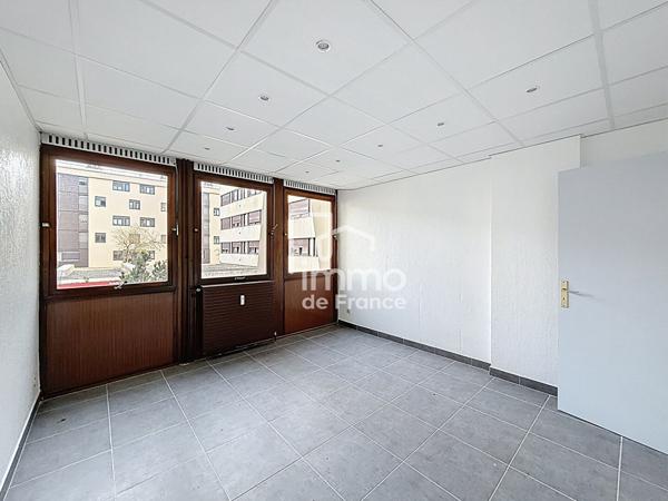 Local commercial Oyonnax 108.76 m2
