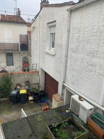 Saint-Georges-de-Didonne (17110) 

IDEAL INVESTISSEUR DEL'IMMOBILIER vous propose cet ensemble immobilier de deux lots dans l'hyper centre. Lot N