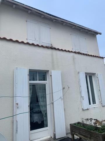 Saint-Georges-de-Didonne (17110) 

IDEAL INVESTISSEUR DEL'IMMOBILIER vous propose cet ensemble immobilier de deux lots dans l'hyper centre. Lot N