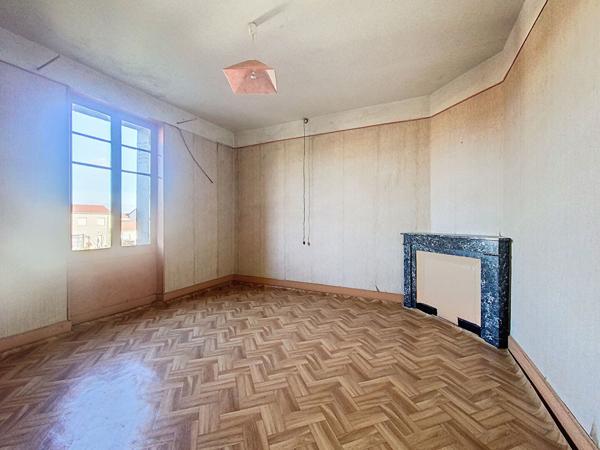 LIVRON maison spacieuse avec jardin, a renover