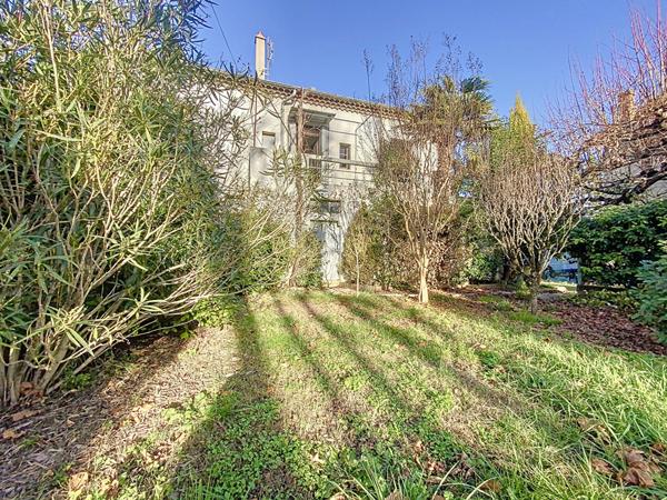 LIVRON maison spacieuse avec jardin, a renover