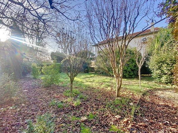 LIVRON maison spacieuse avec jardin, a renover