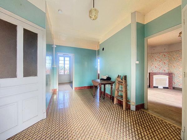 LIVRON maison spacieuse avec jardin, a renover