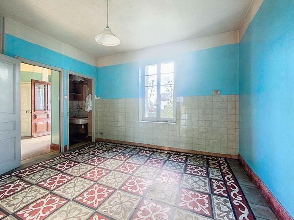 LIVRON maison spacieuse avec jardin, a renover