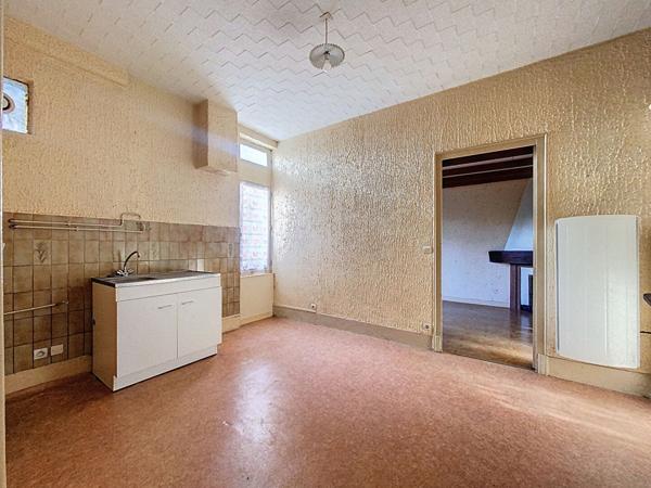 LIVRON maison spacieuse avec jardin, a renover