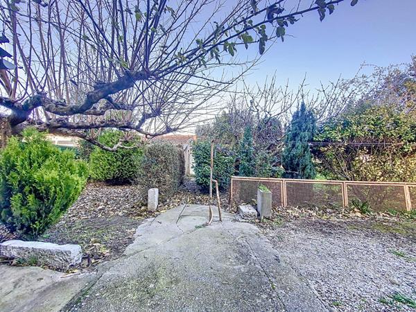 LIVRON maison spacieuse avec jardin, a renover