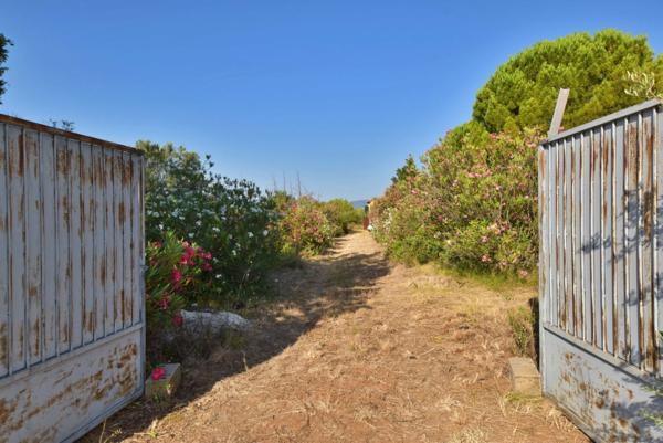 PUGET VILLE (83) - CABANON DE 32M² SUR PARCELLE DE 5748M²