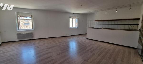 Immeuble de rapport composé de 5 logements avec 2 garages et une remise