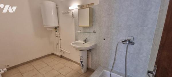 Immeuble de rapport composé de 5 logements avec 2 garages et une remise