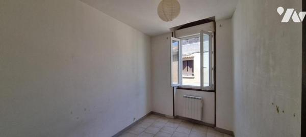 Immeuble de rapport composé de 5 logements avec 2 garages et une remise
