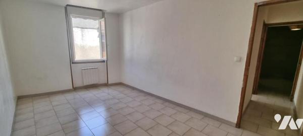 Immeuble de rapport composé de 5 logements avec 2 garages et une remise