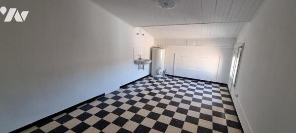 Immeuble de rapport composé de 5 logements avec 2 garages et une remise