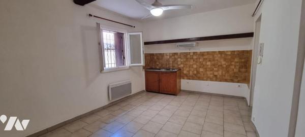 Immeuble de rapport composé de 5 logements avec 2 garages et une remise