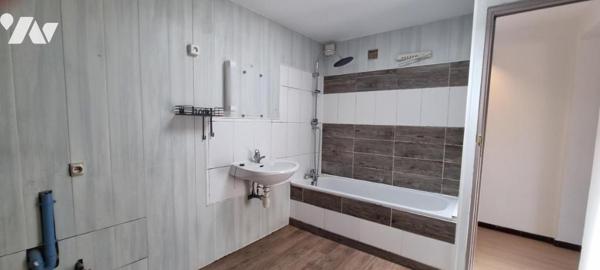 Immeuble de rapport composé de 5 logements avec 2 garages et une remise