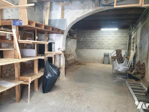 Immeuble de rapport composé de 5 logements avec 2 garages et une remise