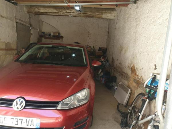 Immeuble de rapport composé de 5 logements avec 2 garages et une remise