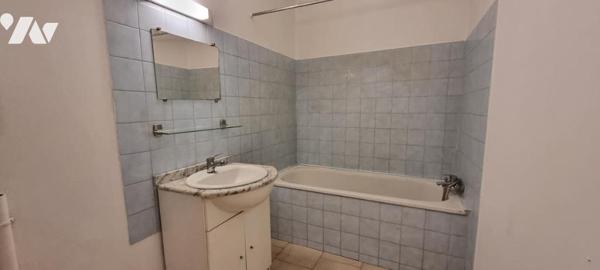 Immeuble de rapport composé de 5 logements avec 2 garages et une remise