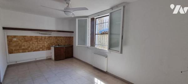 Immeuble de rapport composé de 5 logements avec 2 garages et une remise