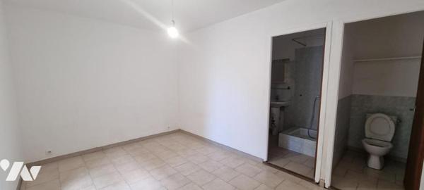 Immeuble de rapport composé de 5 logements avec 2 garages et une remise