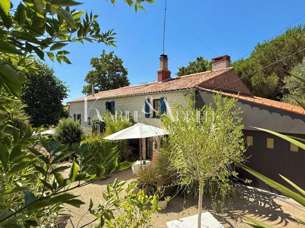 Charme et authenticité pour cette propriété en pierre avec une activité de Gîte