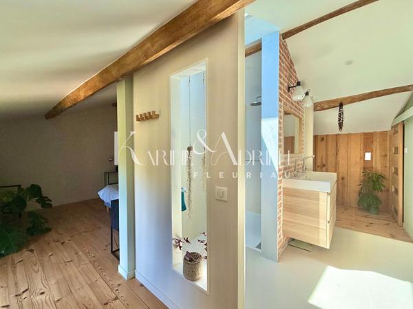 Charme et authenticité pour cette propriété en pierre avec une activité de Gîte