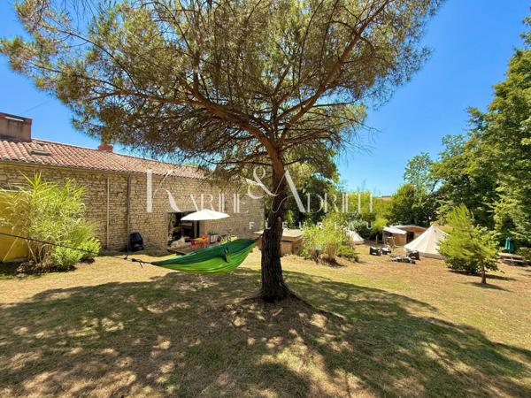 Charme et authenticité pour cette propriété en pierre avec une activité de Gîte