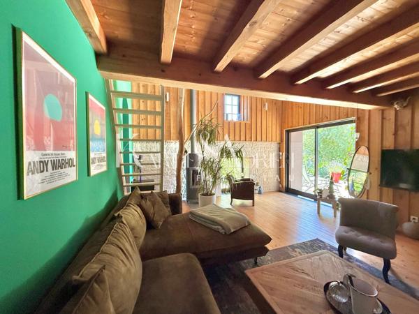 Charme et authenticité pour cette propriété en pierre avec une activité de Gîte