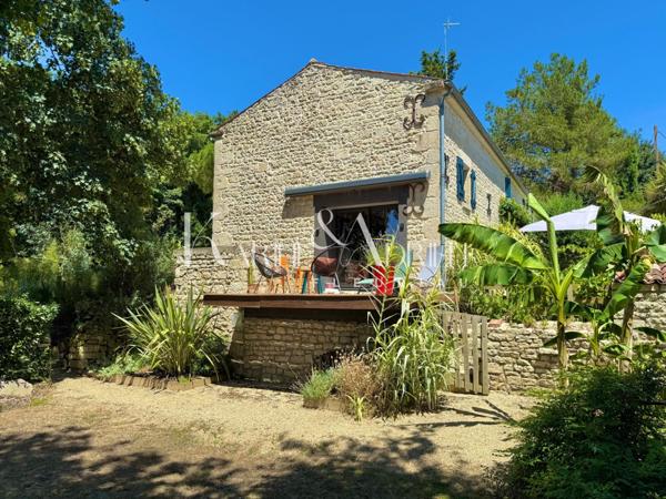 Charme et authenticité pour cette propriété en pierre avec une activité de Gîte