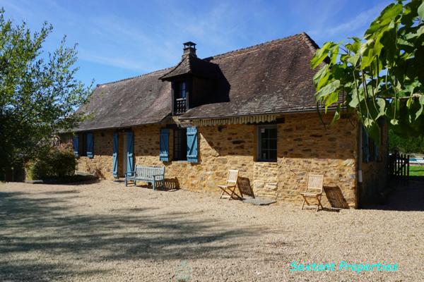 Charmant ensemble immobilier avec deux maisons et piscines au coeur du Périgord vert.