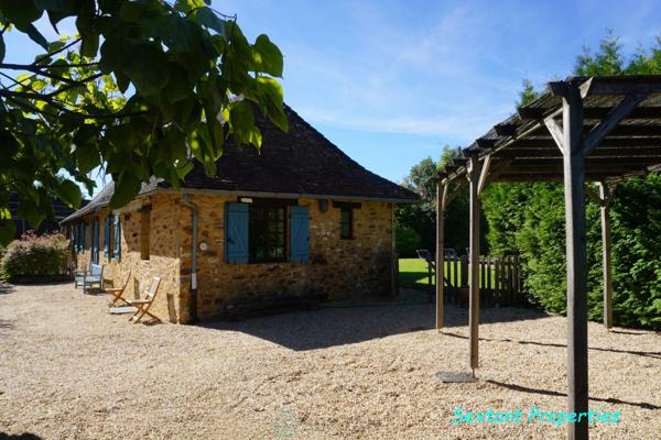 Charmant ensemble immobilier avec deux maisons et piscines au coeur du Périgord vert.