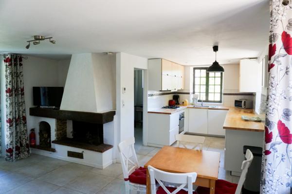 Charmant ensemble immobilier avec deux maisons et piscines au coeur du Périgord vert.
