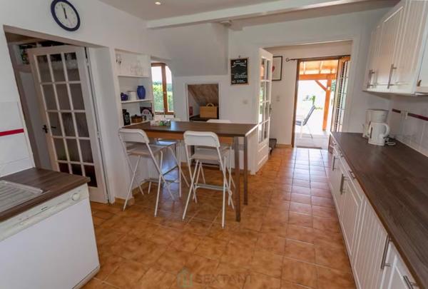 Charmant ensemble immobilier avec deux maisons et piscines au coeur du Périgord vert.
