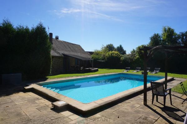 Charmant ensemble immobilier avec deux maisons et piscines au coeur du Périgord vert.