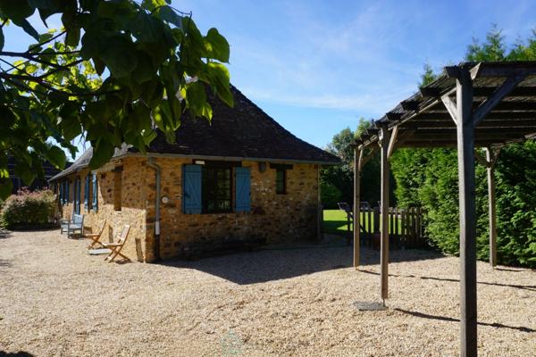 Charmant ensemble immobilier avec deux maisons et piscines au coeur du Périgord vert.