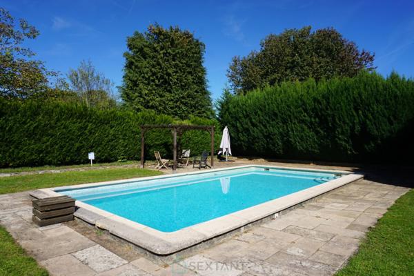 Charmant ensemble immobilier avec deux maisons et piscines au coeur du Périgord vert.
