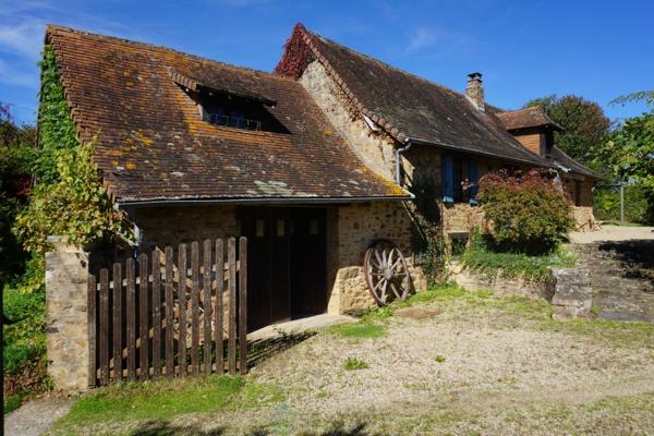 Charmant ensemble immobilier avec deux maisons et piscines au coeur du Périgord vert.