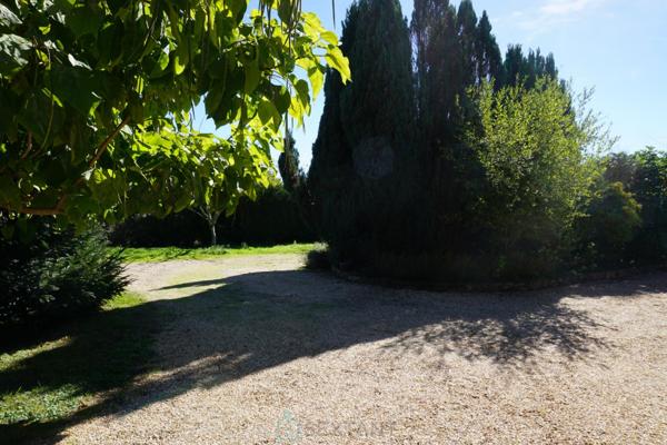 Charmant ensemble immobilier avec deux maisons et piscines au coeur du Périgord vert.