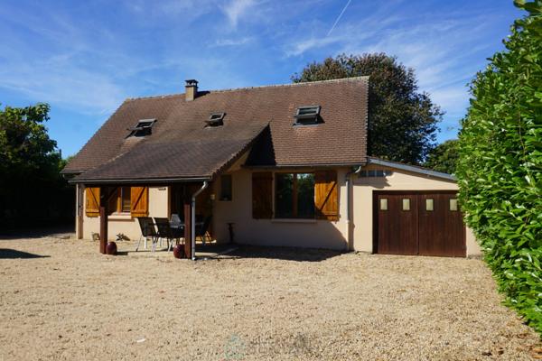 Charmant ensemble immobilier avec deux maisons et piscines au coeur du Périgord vert.