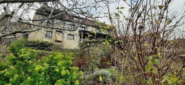 Maison de bourg avec vue imprenable sur la vallée, sans travaux avec garage et jardin