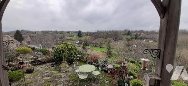 Maison de bourg avec vue imprenable sur la vallée, sans travaux avec garage et jardin