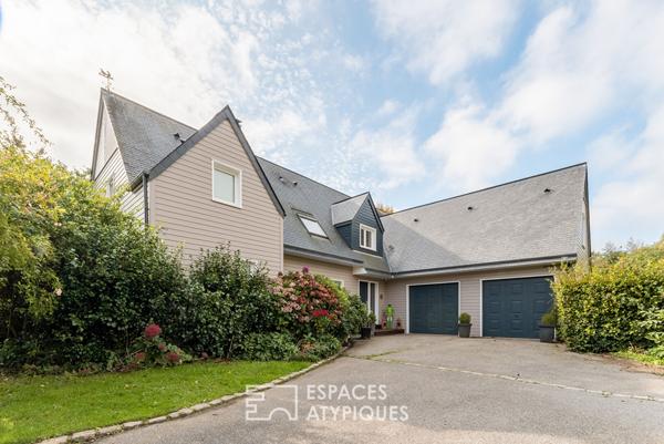 Maison d’architecte en ossature bois avec piscine et vue sur le golf