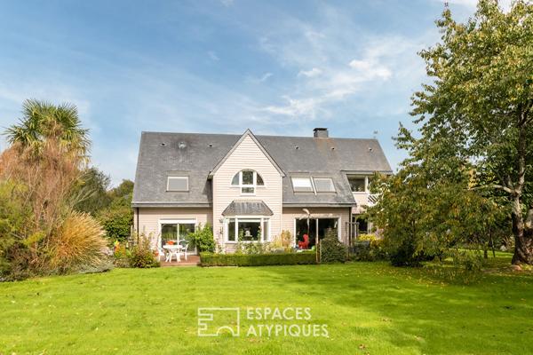 Maison d’architecte en ossature bois avec piscine et vue sur le golf