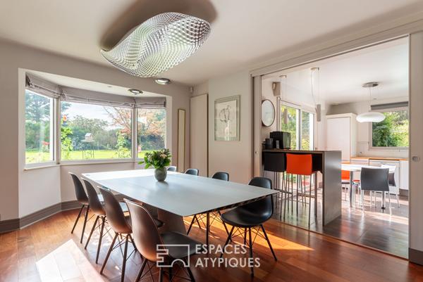 Maison d’architecte en ossature bois avec piscine et vue sur le golf