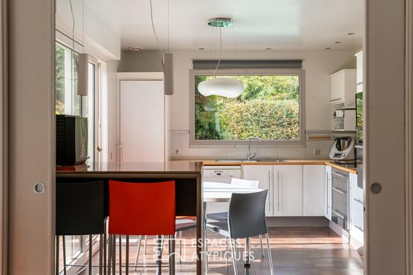 Maison d’architecte en ossature bois avec piscine et vue sur le golf
