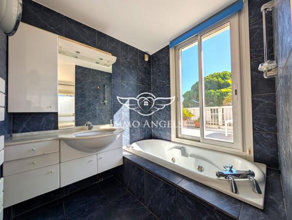 Appartement T4 de 126 m² avec terrasse de 60 m², garage, box et parking