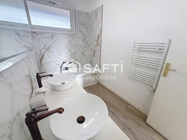 T4 transformé en T3 95 m2, aperçu mer.